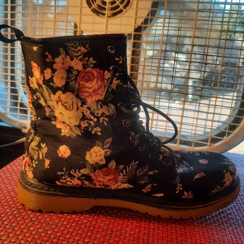 Womens shoe - Picture 2 of 3